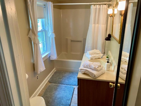 Family Farmhouse Inn image 11