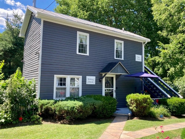 Family Farmhouse Inn image 26